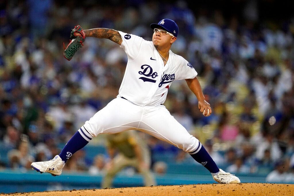 Julio Urías en acción con Dodgers ante Padres