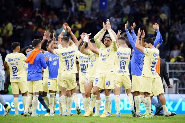 Jugadores de América celebran ante Tigres en el AP22