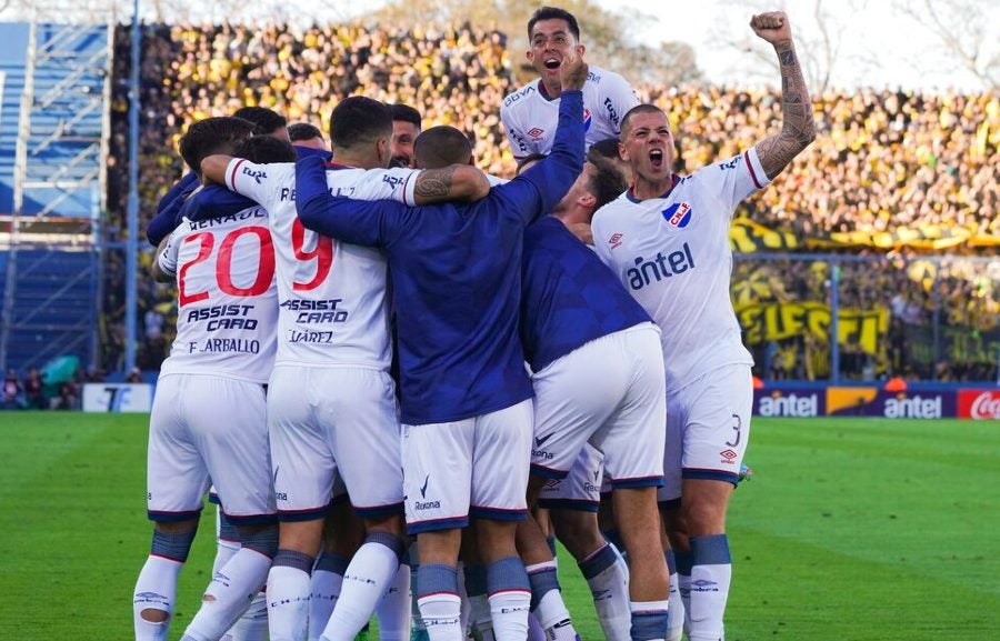 Jugadores del Decano celebran primer gol en el Clásico