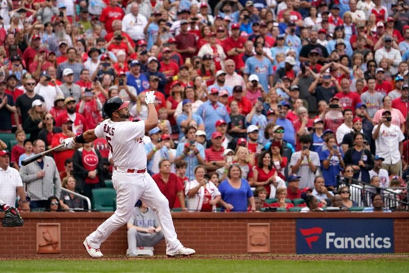 Albert Pujols observa su cuadrangular de dos carreras 