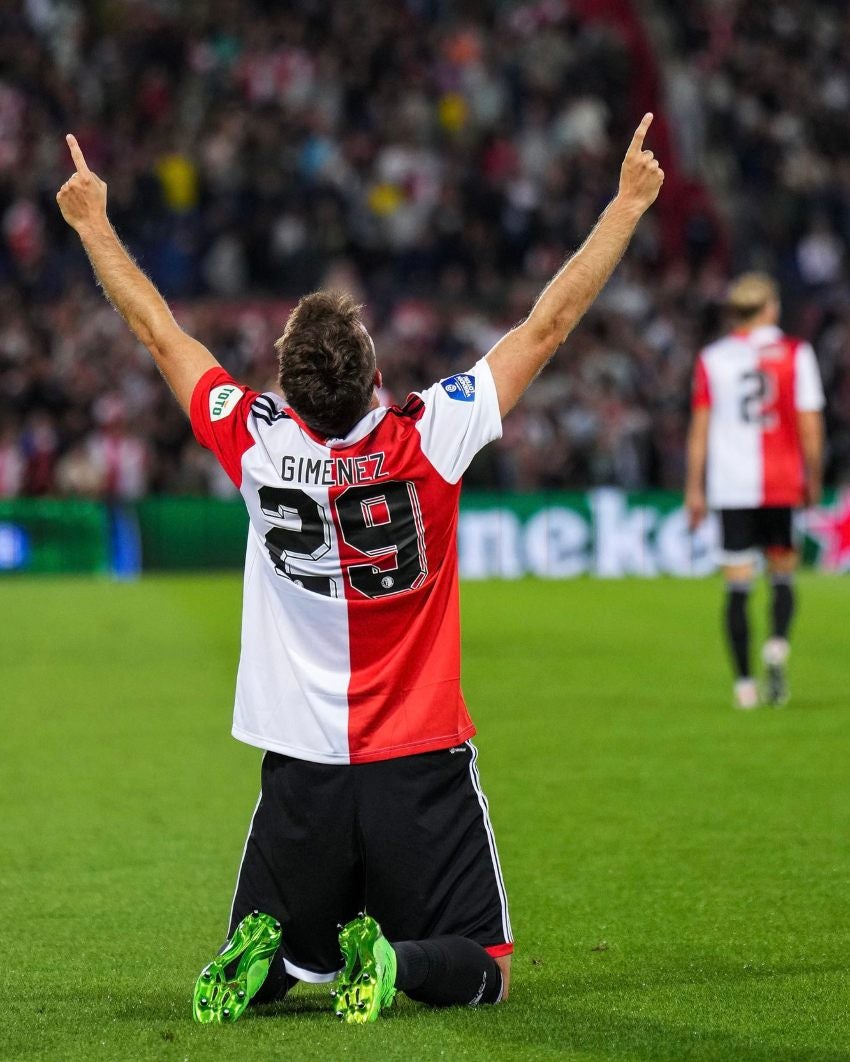 Santi Giménez celebrando su primer gol con Feyenoord