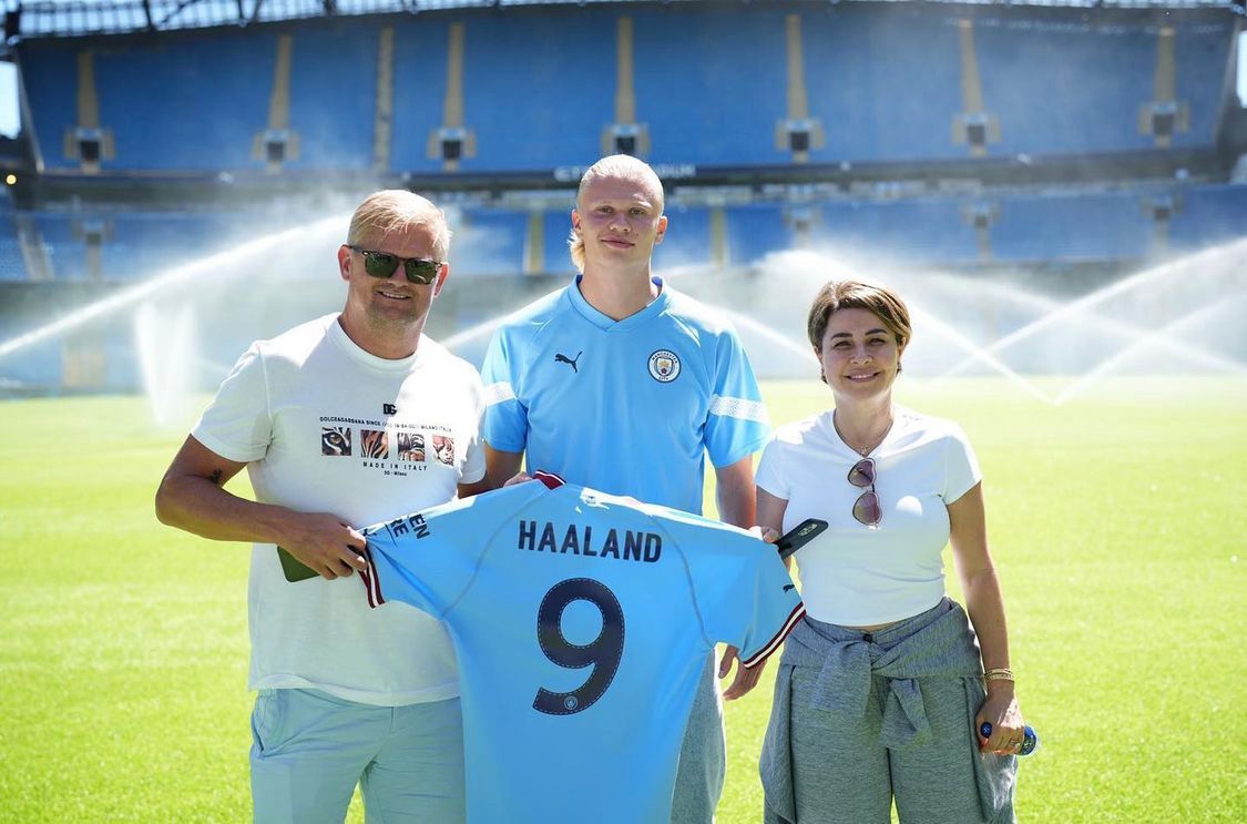 Haaland y su familia tras fichar por el Machester City 