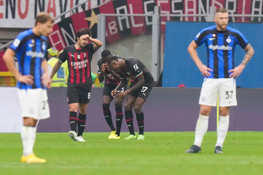 Milán celebra un gol, defensas del Inter lo sufren 