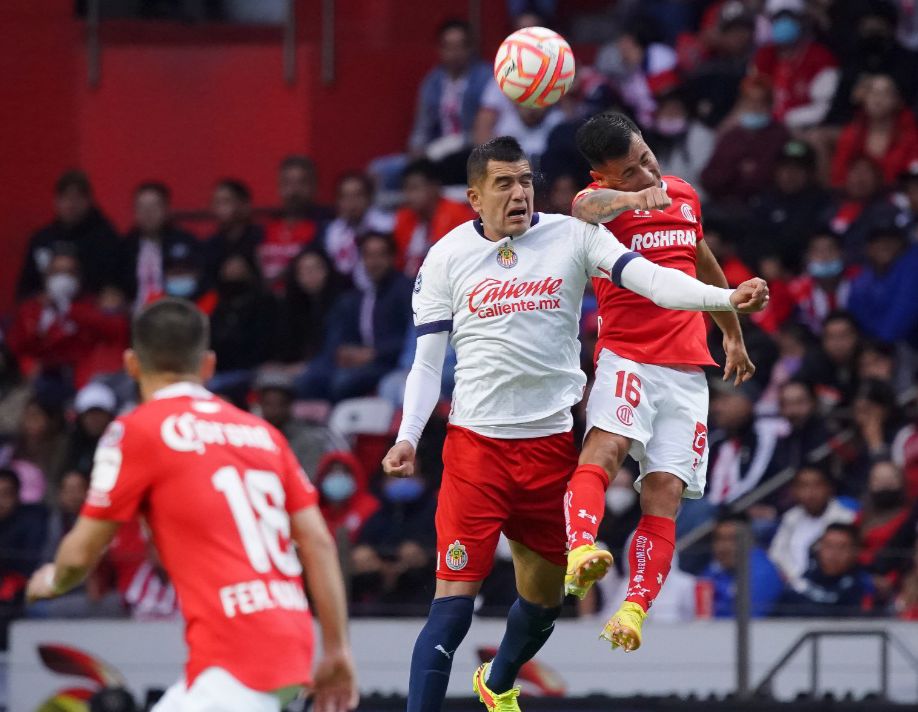 Sergio Flores y Leo Fernández peleando la bola 