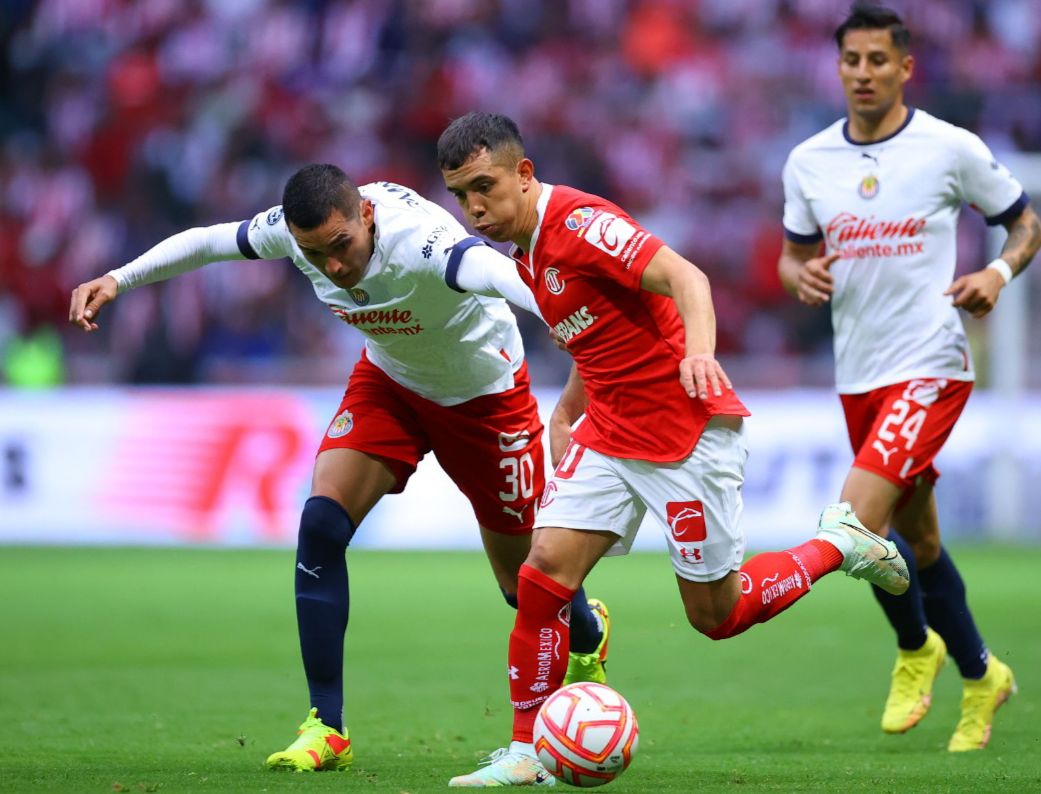 El 10 de Toluca desparrama a Sergio Flores