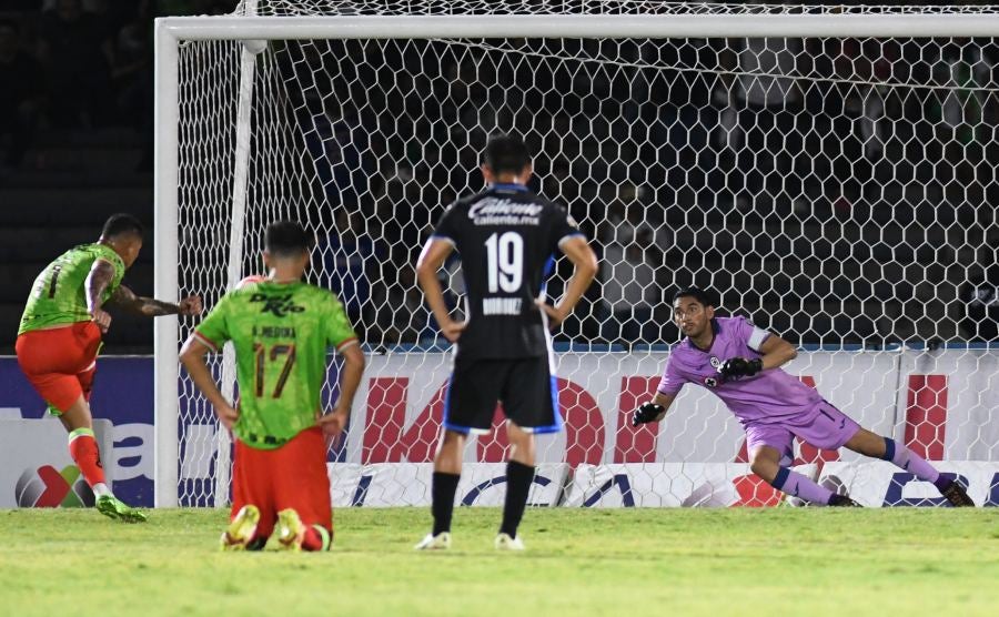 Jesús Corona recibe el gol 28 de la temporada ante Juárez