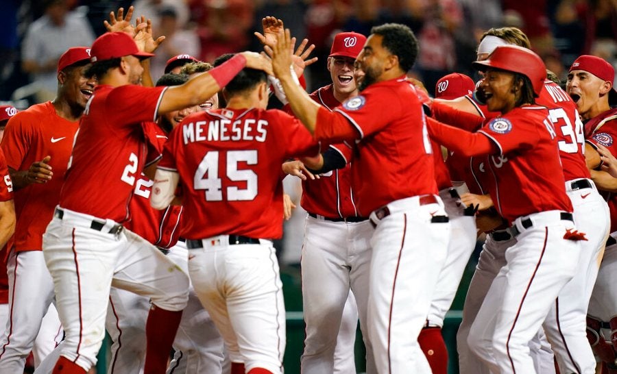 Meneses es felicitado tras walk-off