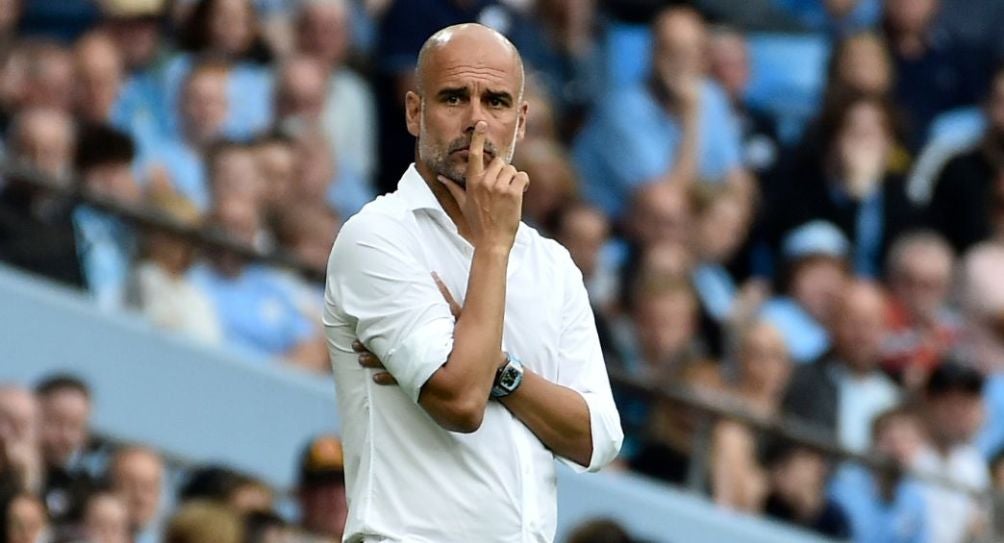 Pep Guardiola dirigiendo al Manchester City