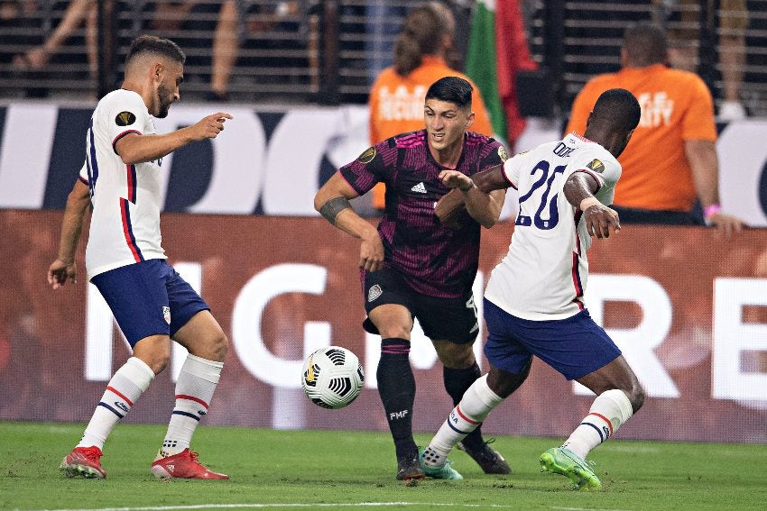 Alan Pulido en un partido del Tricolor