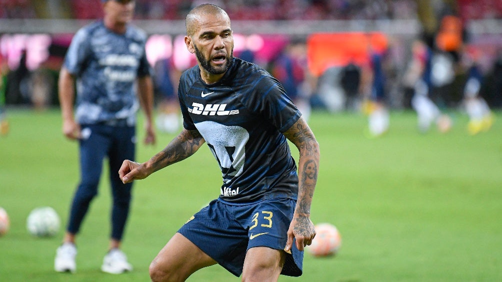 Dani Alves previo a un partido de Pumas