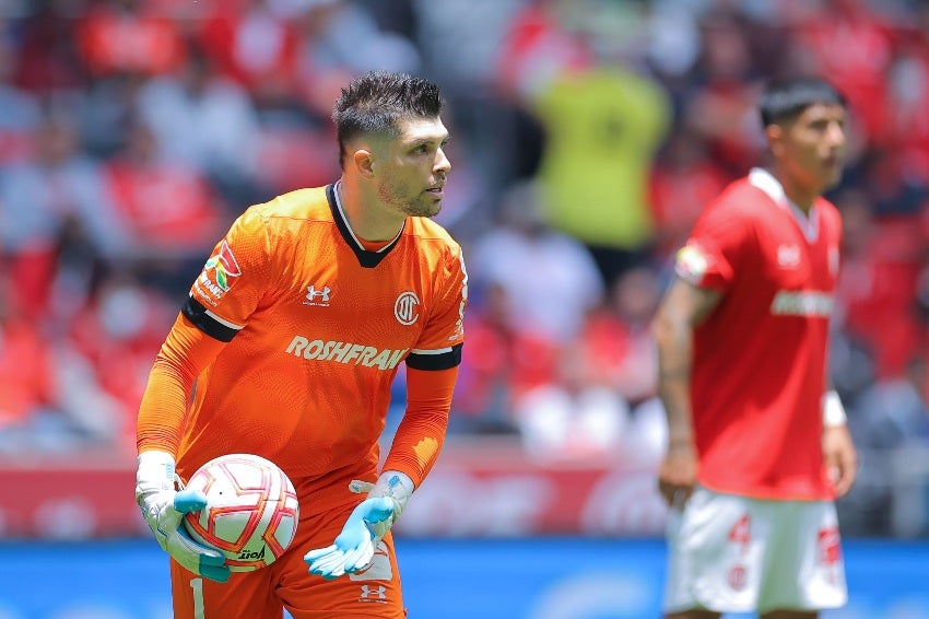 Tiago Volpi en un partido de Toluca