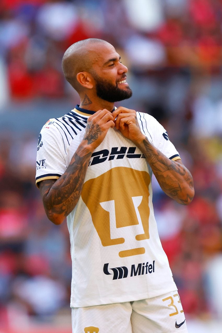 Dani Alves en un partido de Pumas