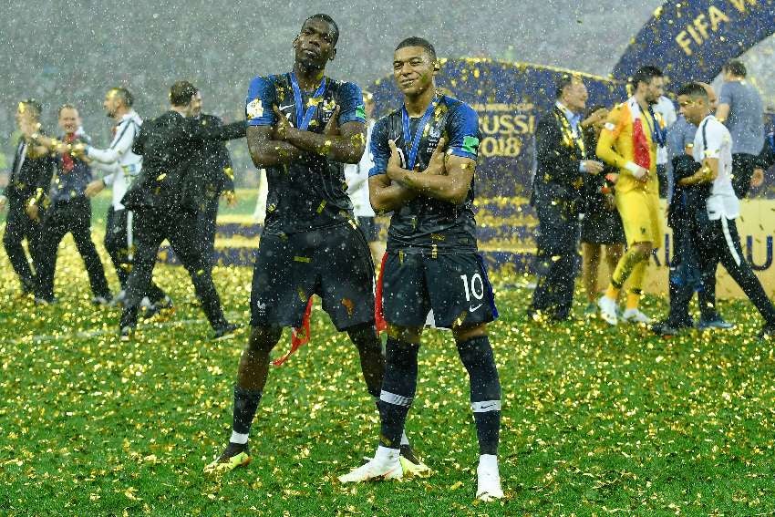 Mbappé y Pogba tras ganar el Mundial de Rusia 2018