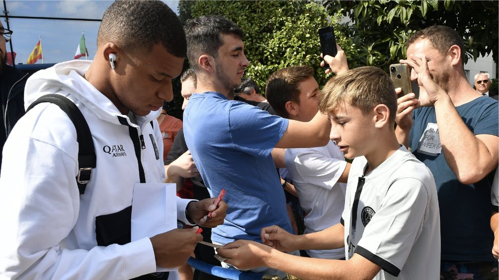 Mbappé firmando autografos