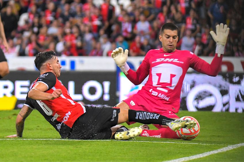 Julio González durante un partido de Pumas