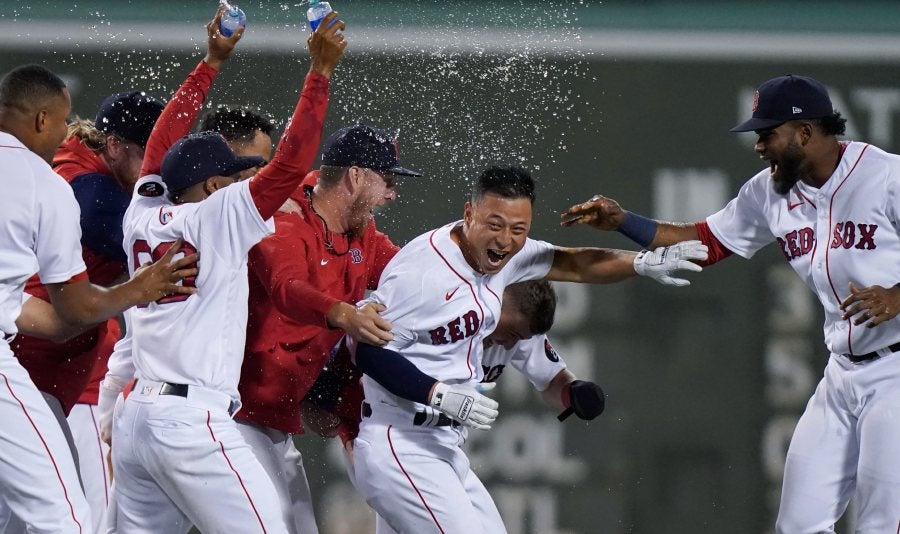 Rob Refsnyder al centro de la celebración de la victoria ante Rangers