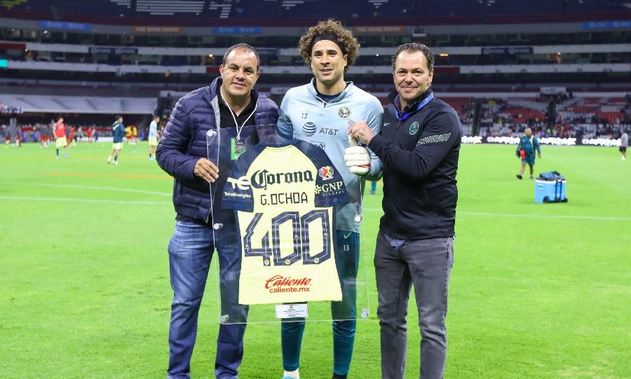 Baños en reconocimiento a Guillermo Ochoa