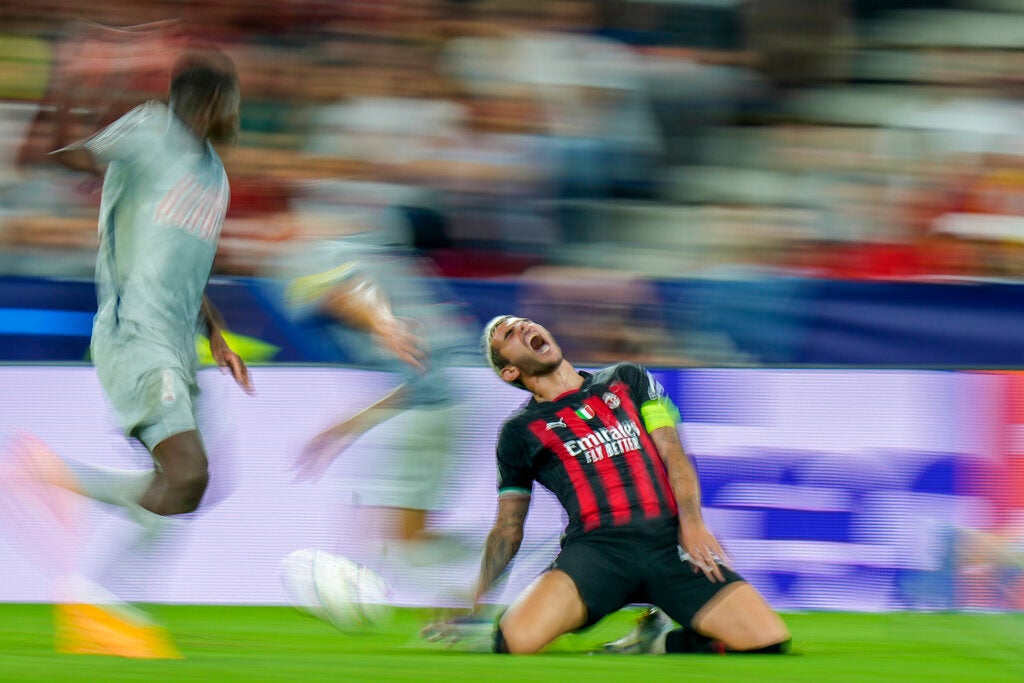 Theo Hernández en acción ante Salzburgo