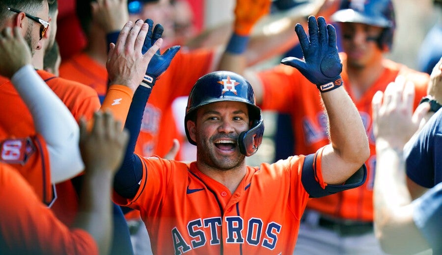 José Altuve celebra en el dugout de Astros