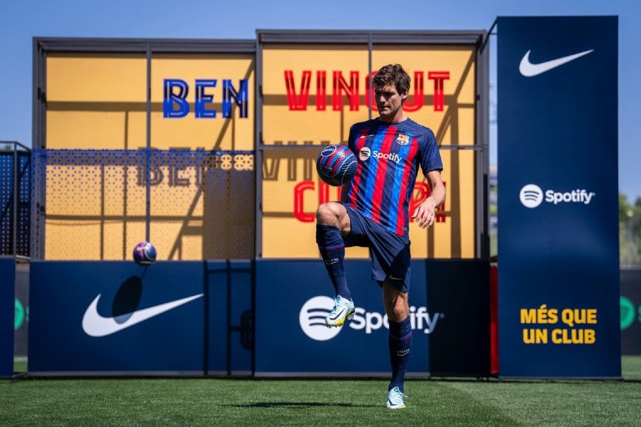 Marcos Alonso en su presentación con el Barcelona