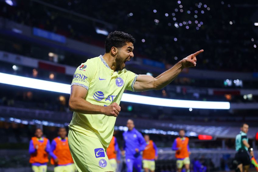 Henry Martín festejando un gol