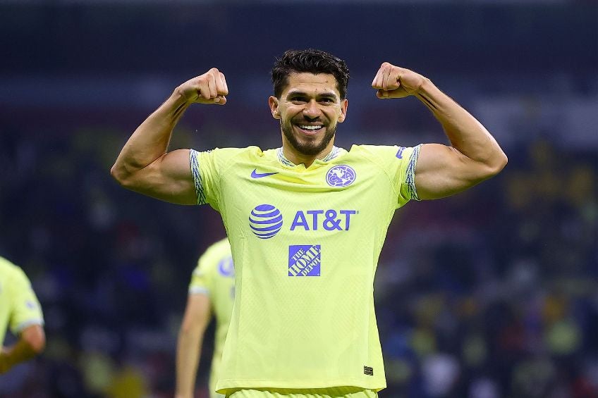 Henry Martín festejando un gol