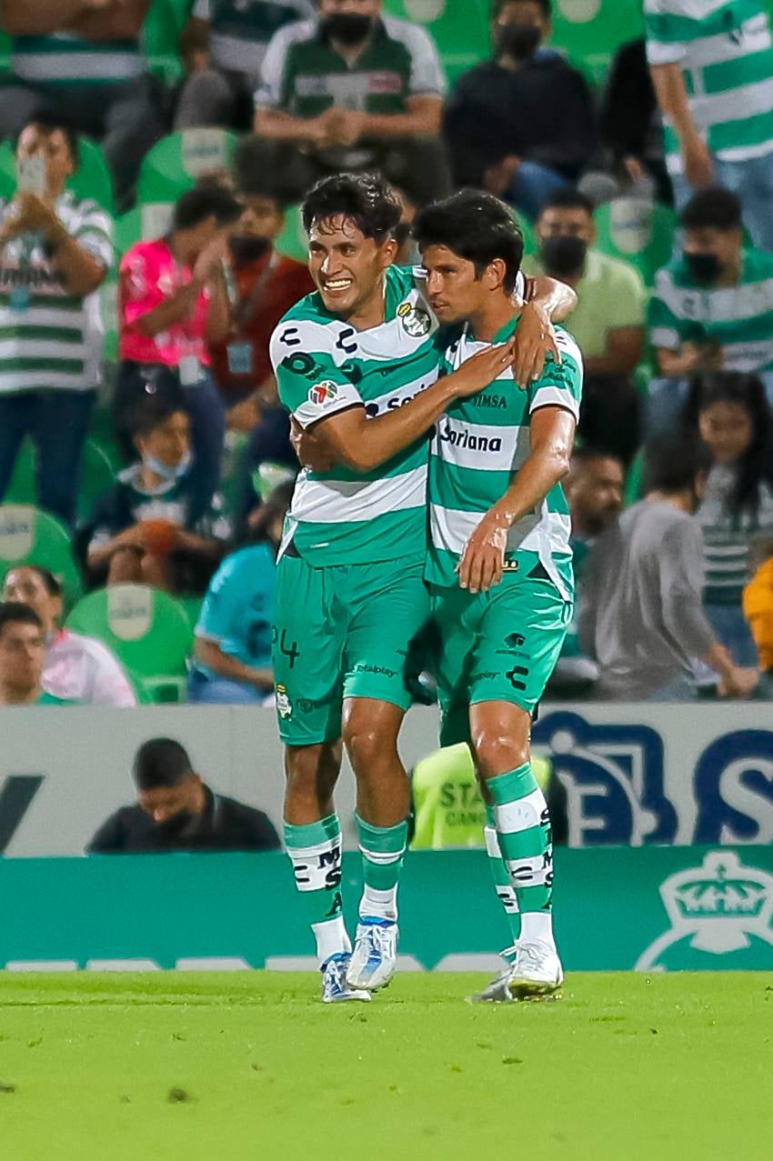 Santos Laguna en celebración de gol