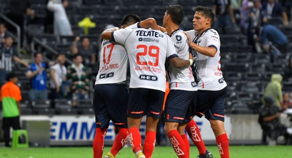 Jugadores de Rayados festejando un gol