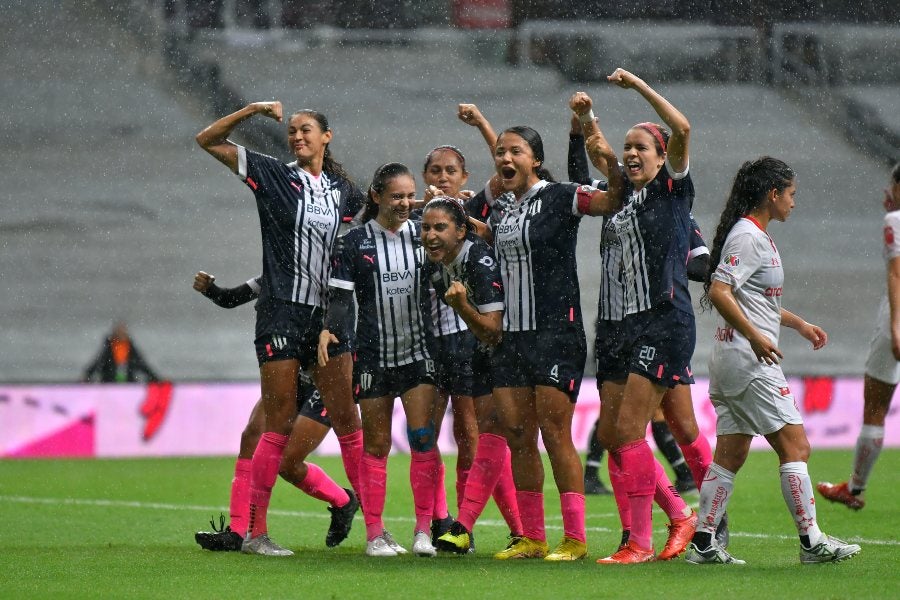 Jugadoras de Rayadas celebrando un gol