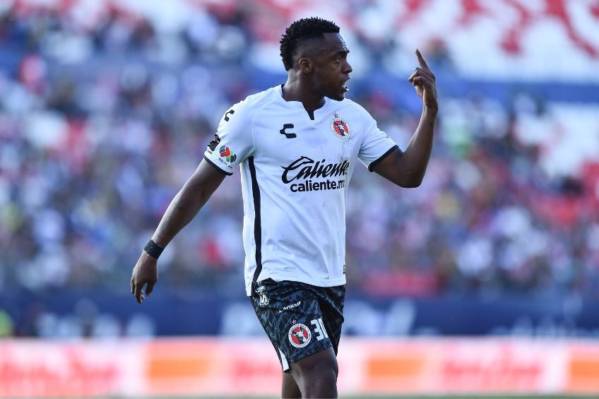 Renato Ibarra durante un partido de Xolos