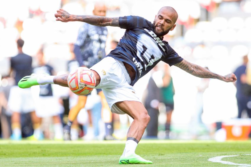 Dani Alves previo a un partido de Pumas