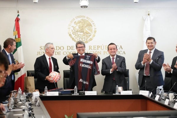 El político Ricardo Montreal con la playera del club