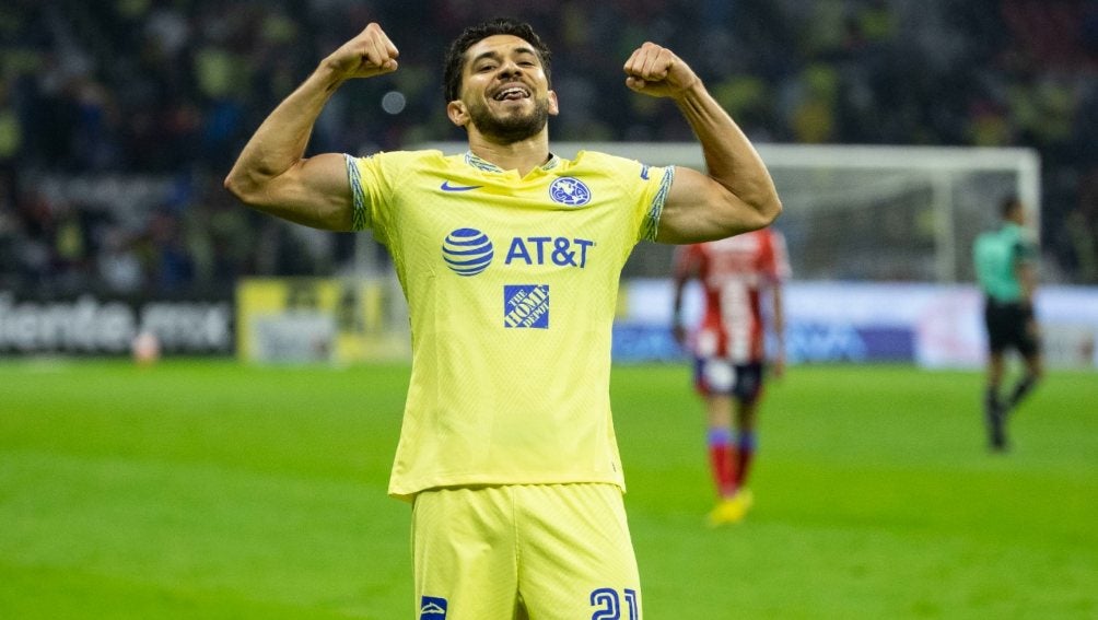 Henry Martín festeja un gol con América