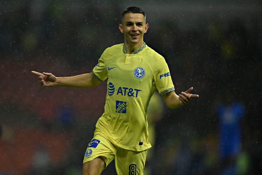 Fidalgo celebrando un gol con las Águilas