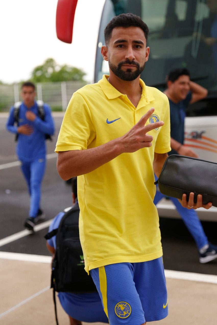 Luis Fuentes previo a un partido de América