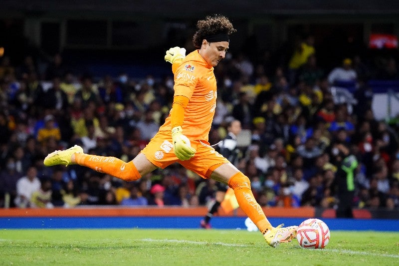 Memo Ochoa en partido con el América