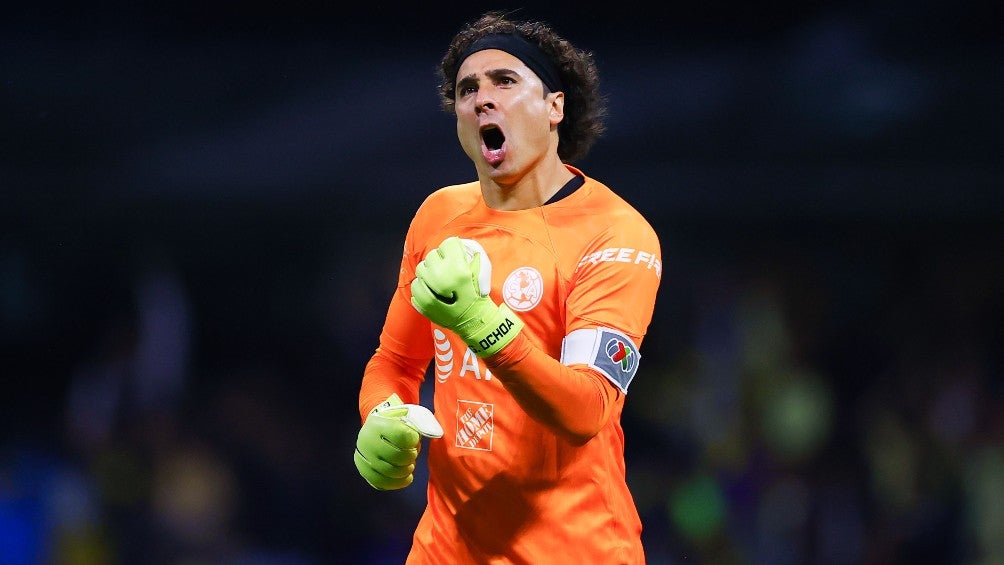 Memo Ochoa en festejo de gol