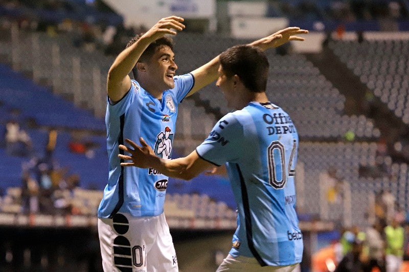 Jugadores de Tuzos en festejo de gol