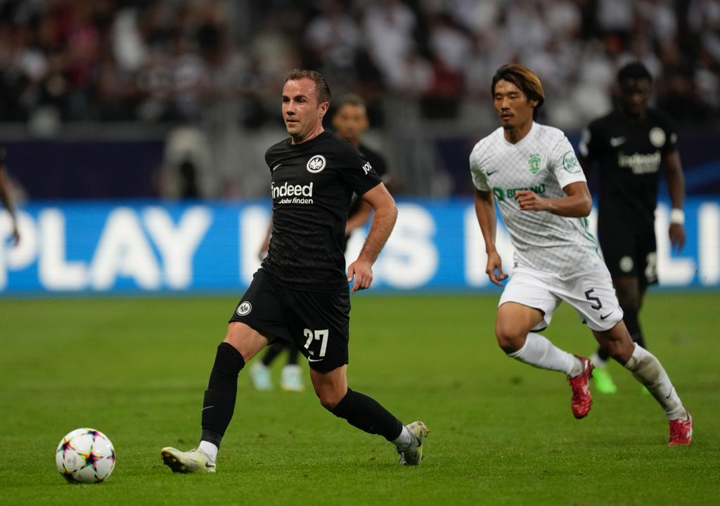 Mario Götze conduciendo el balón en el debut de Champions