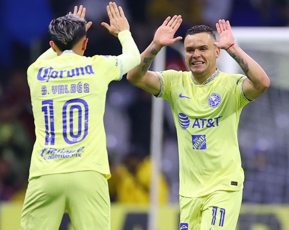 Bruno y 'Cabecita' celebrando el gol 