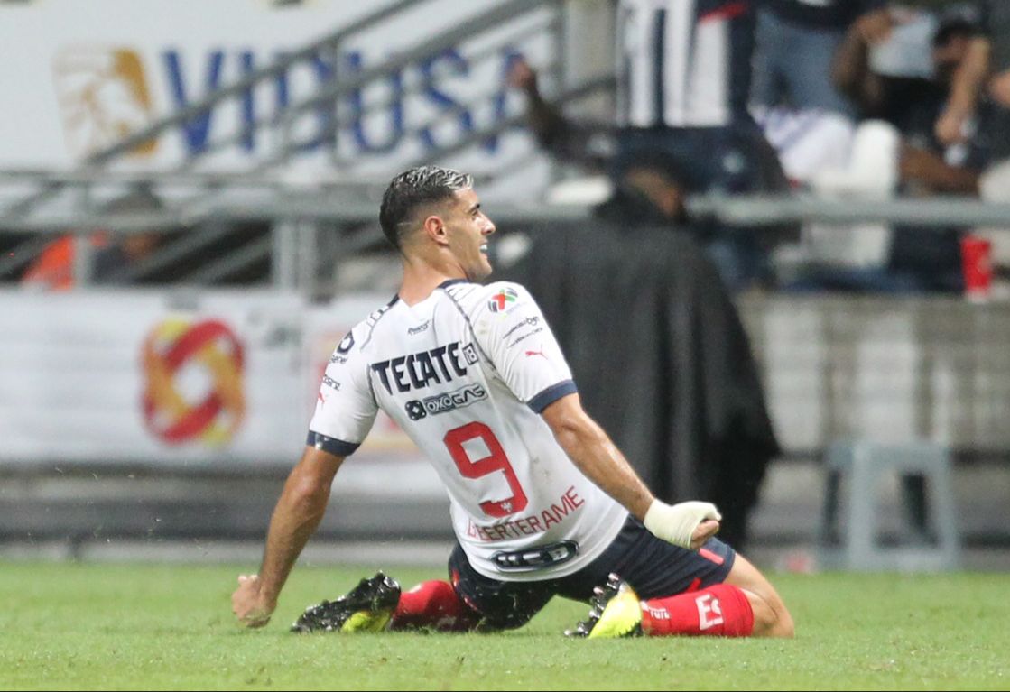 Berterame celebrando el gol del triunfo ante Cruz Azul