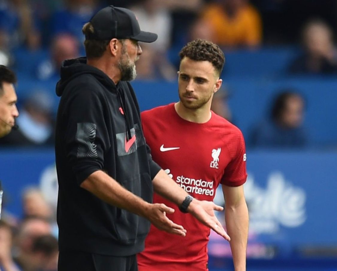 Jota recibiendo instrucciones de Klopp