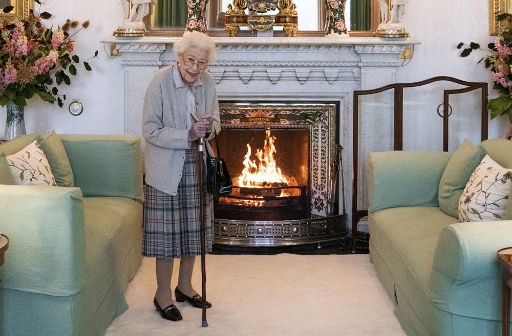 La reina Isabel II espera en el Drawing Room antes de recibir a Liz Truss