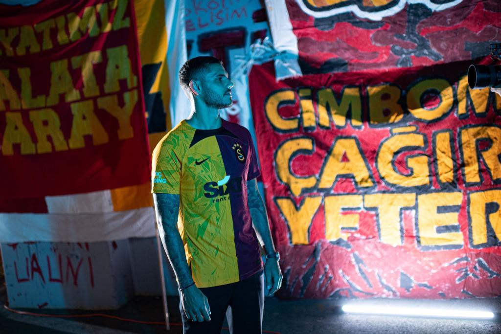 Icardi Posando con la playera del Galatasaray