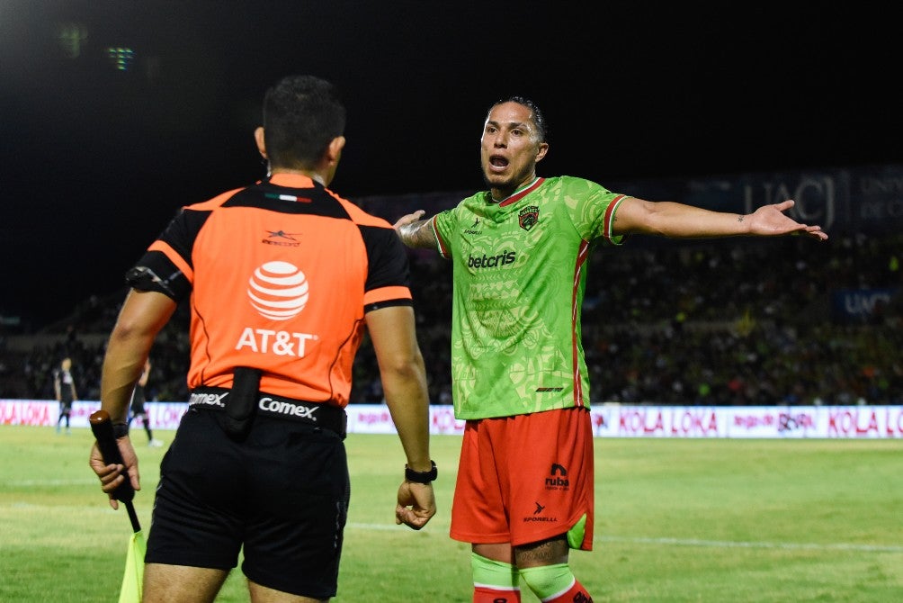 Carlos Salcedo criticó al arbitraje 