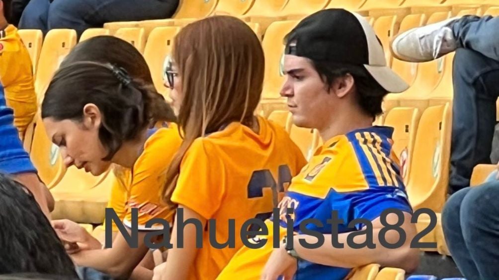 El joven con la playera de Tigres