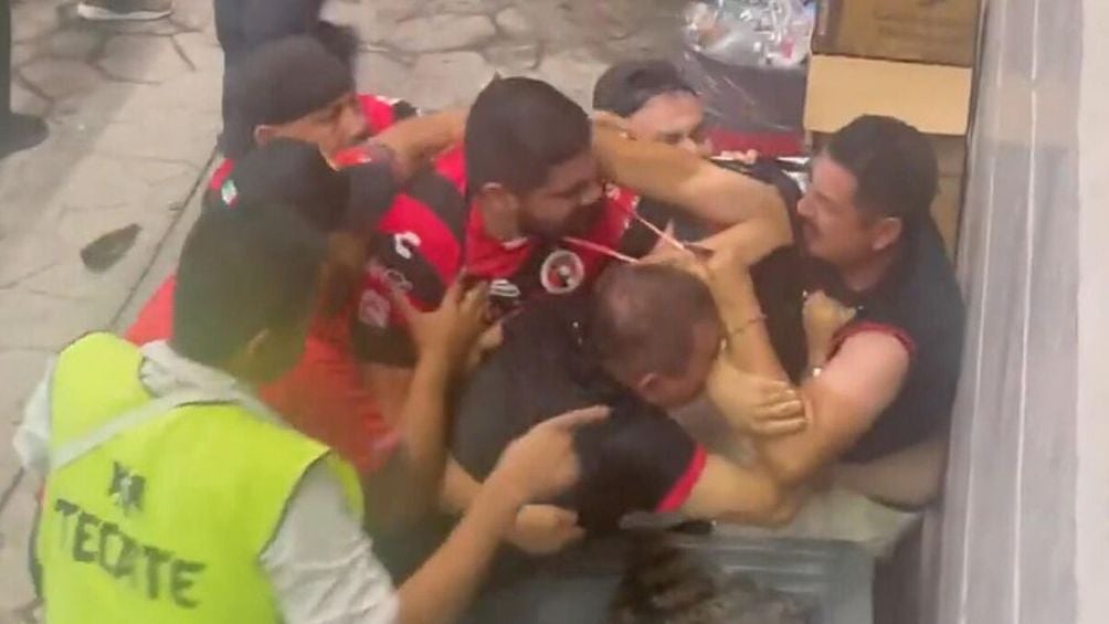 El pleito se dio entre aficionados de Xolos