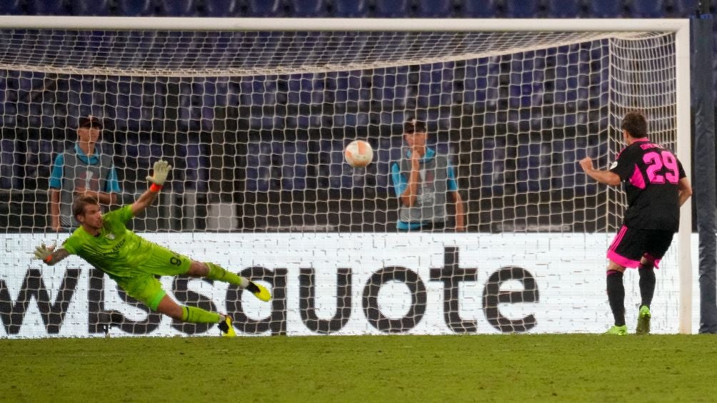 Santiago Giménez anotó doblete en su debut en Europa League