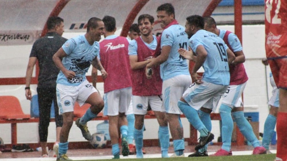 Los jugadores de la Jaiba celebran un gol