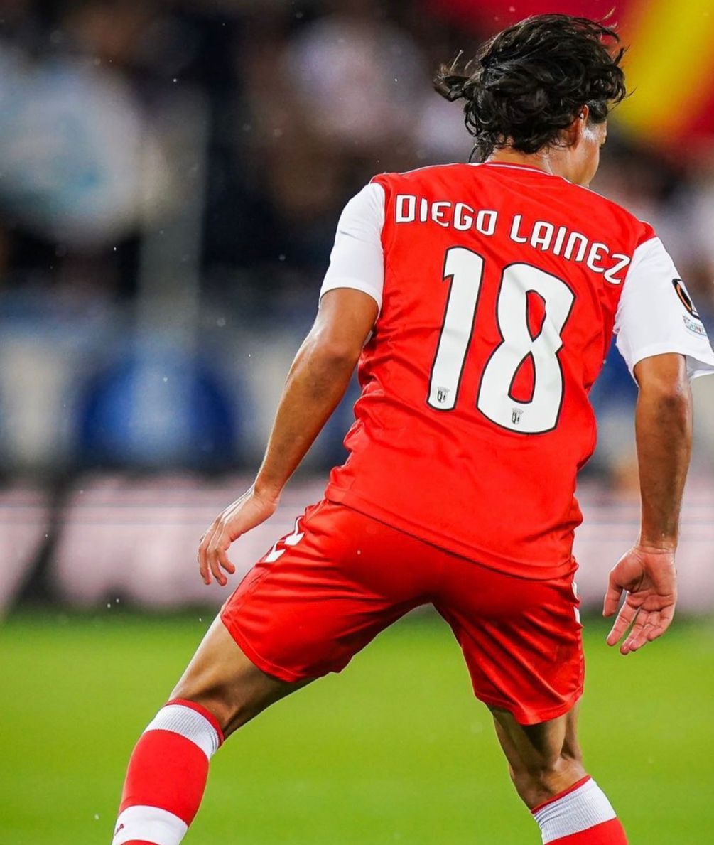 Diego Lainez en su debut de Europa League